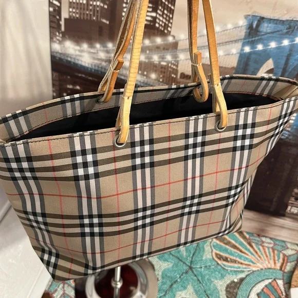 Burberry London Tote handbag A beautiful and clean Burberry bag, great condition